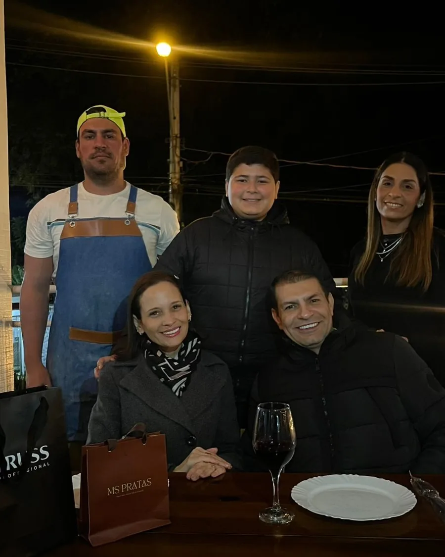 Amigos brindando com vinho numa mesa da Duu Horse à noite