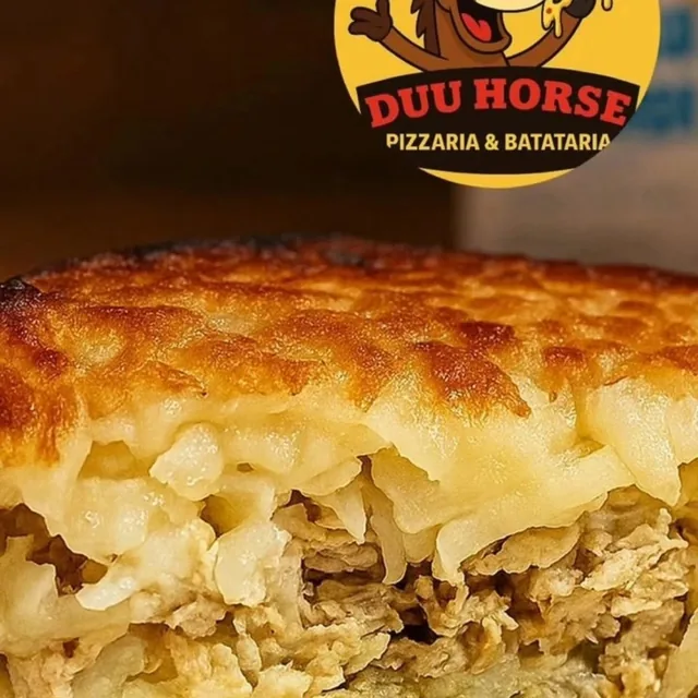 Corte da batata suíça mostrando a casquinha crocante e o recheio cremoso
